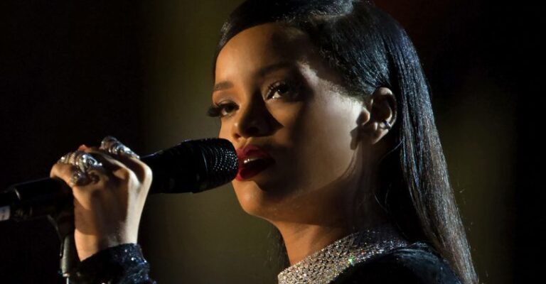 Rihanna To Headline Super Bowl Halftime Show