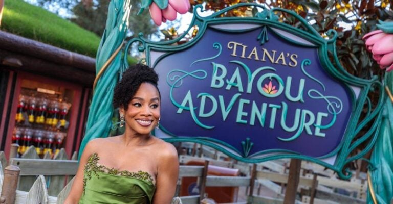 “Magic Meets Culture: Tiana’s Bayou Adventure Brings Joy to Disneyland!”